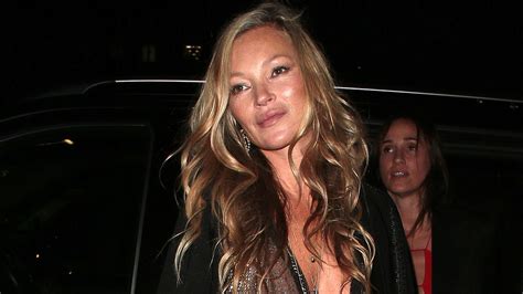 Kate Moss im Naked Dress: Das Model zeigt sich mit ultratiefem ...